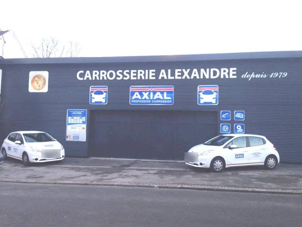 La façade de la Carrosserie Alexandre, rue Louise Michel à Wasquehal